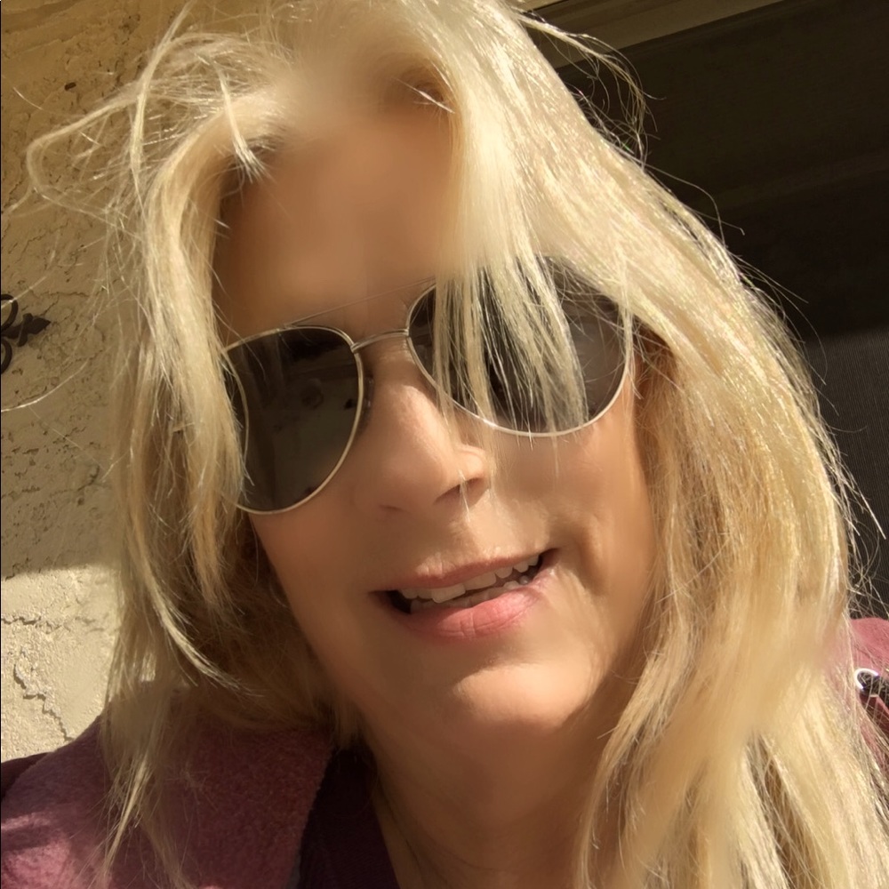 Meet your Posher, Elizabeth